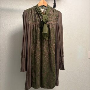 Anthropologie Tiny Isla Dress Women’s Size Medium Green long sleeve tie at neck